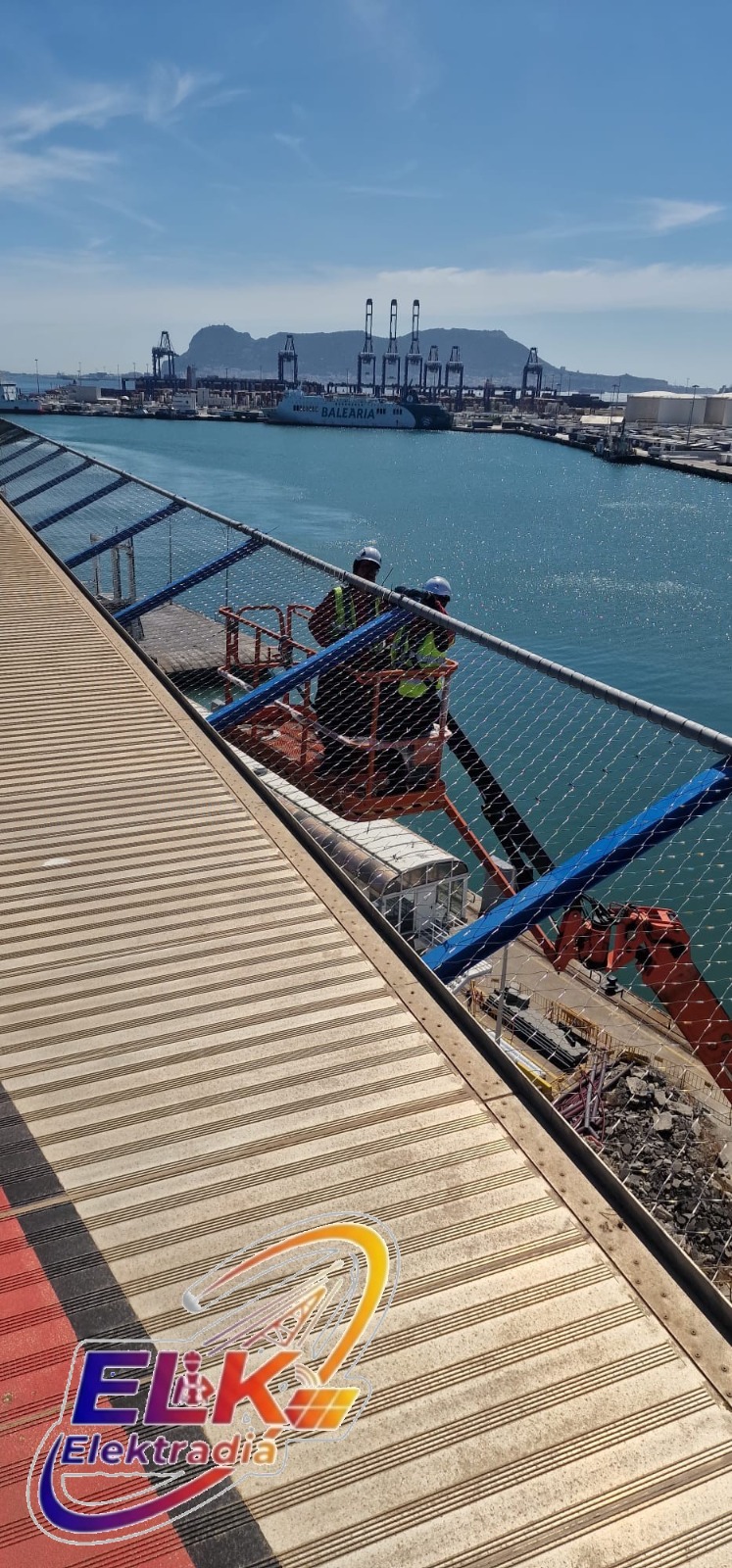 Operarios trabajando en altura sobre el ambiente marino