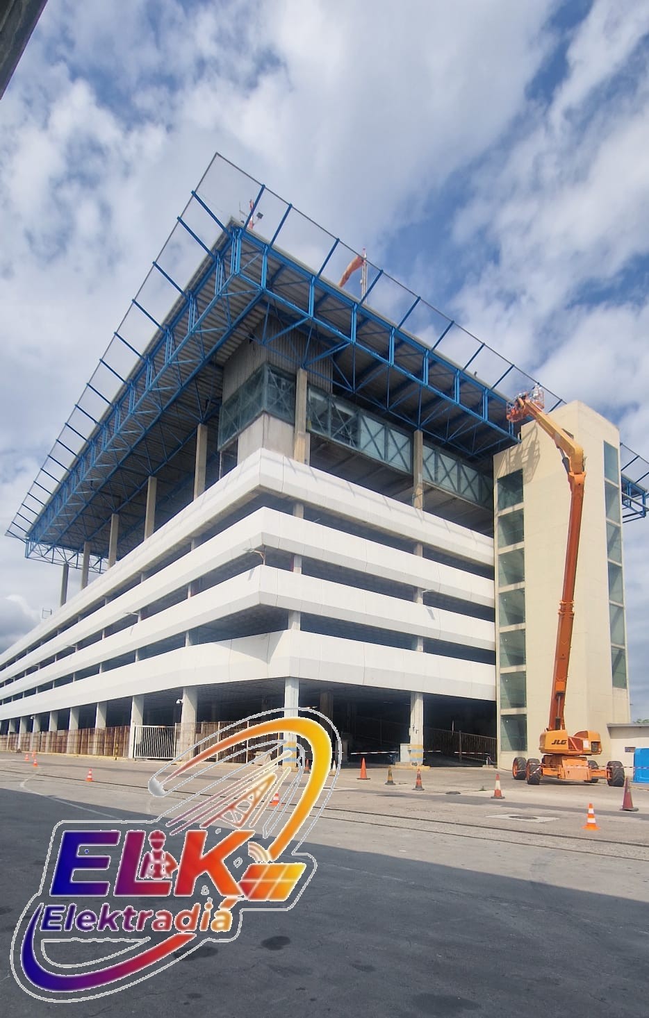 Perspectiva general de la infraestructura del helipuerto y camión grúa