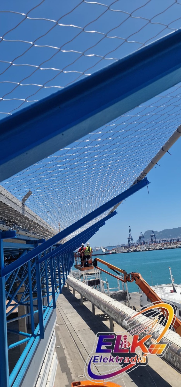 Detalle del montaje del sistema metálico Deltaxsafe con brazo elevador
