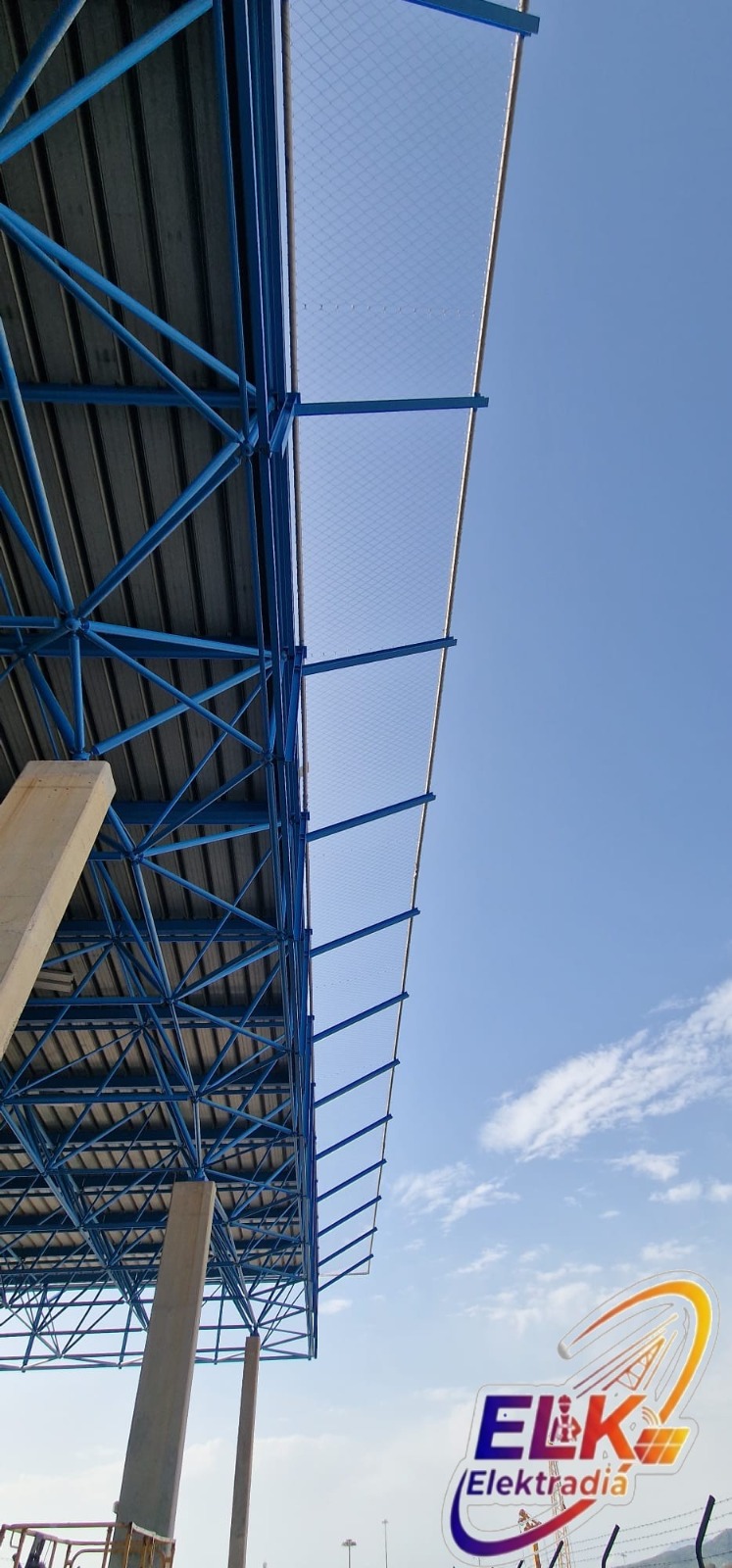 Estructura metálica de soporte de seguridad orientada al cielo