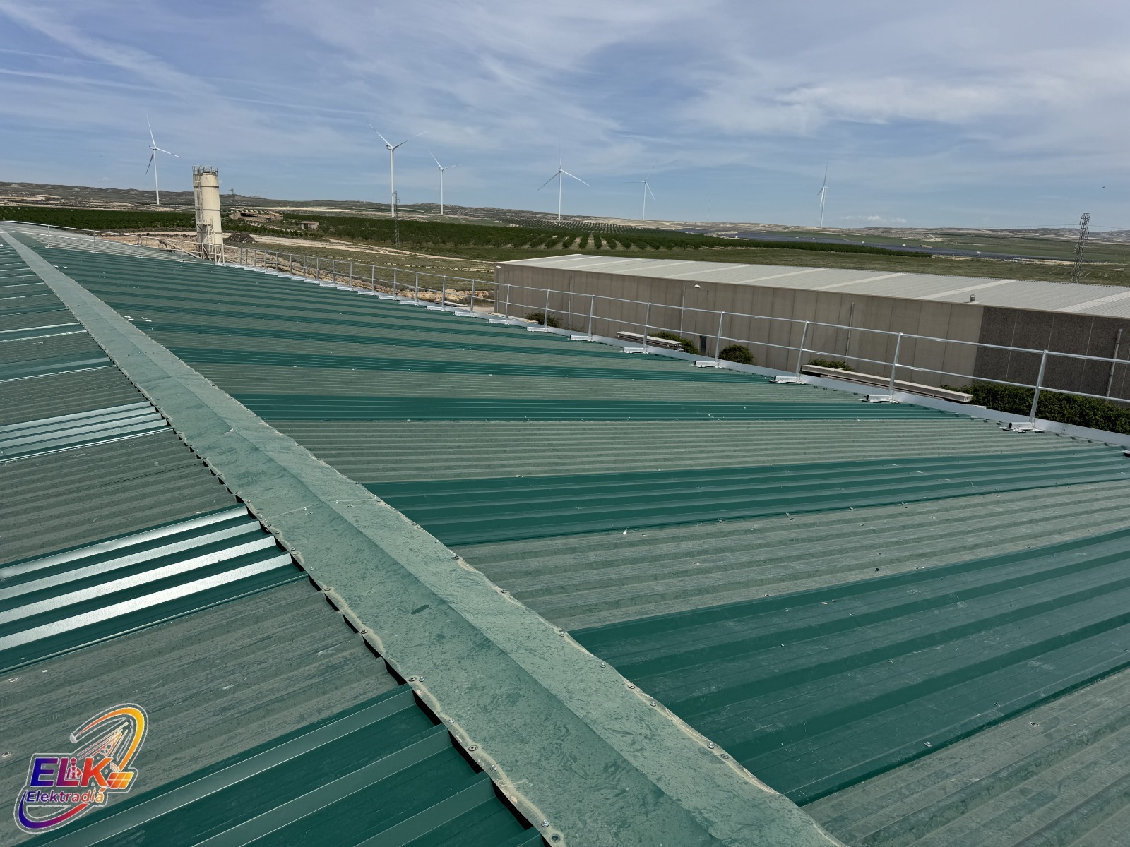Línea de protección y delimitación de tránsito sobre cubierta industrial