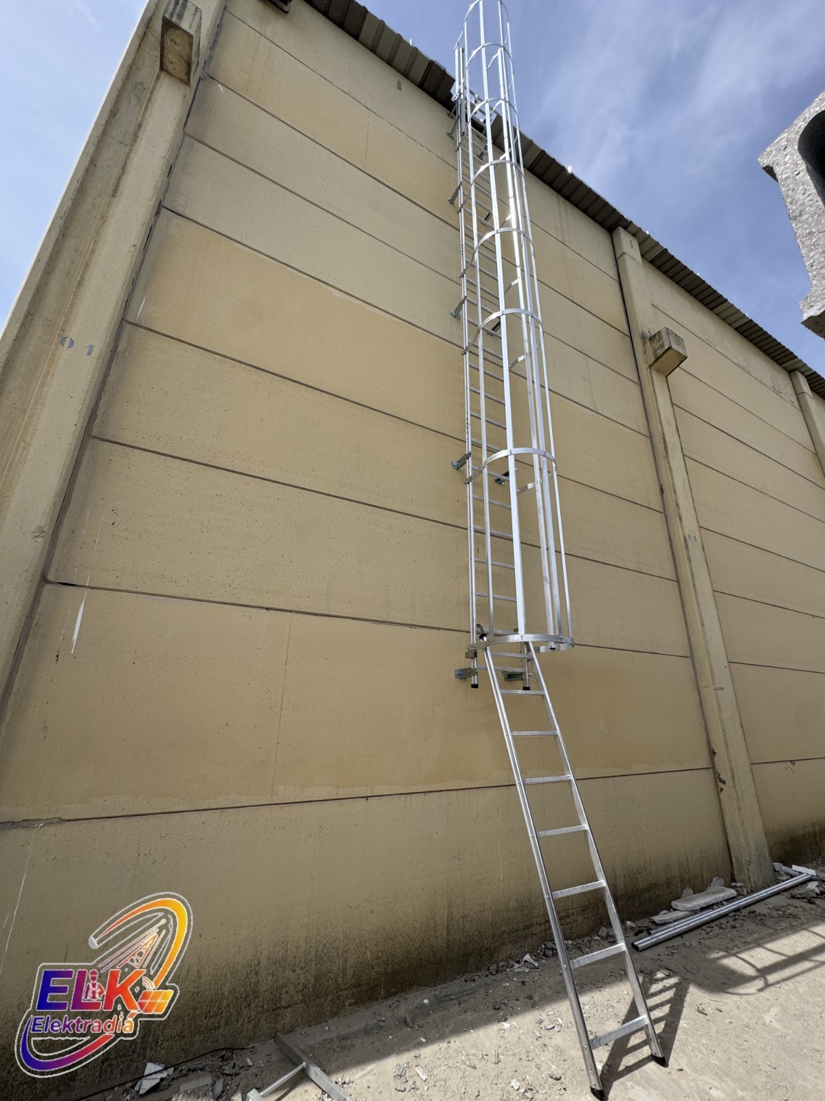 Instalación de sistema de acceso seguro mediante escalera de gato con jaula