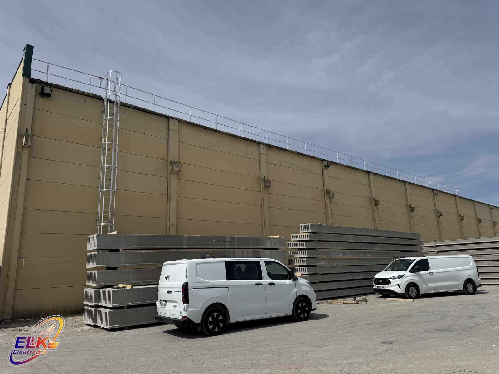 Vista exterior completa de la fachada con los sistemas de acceso y vehículos técnicos de Elektradia